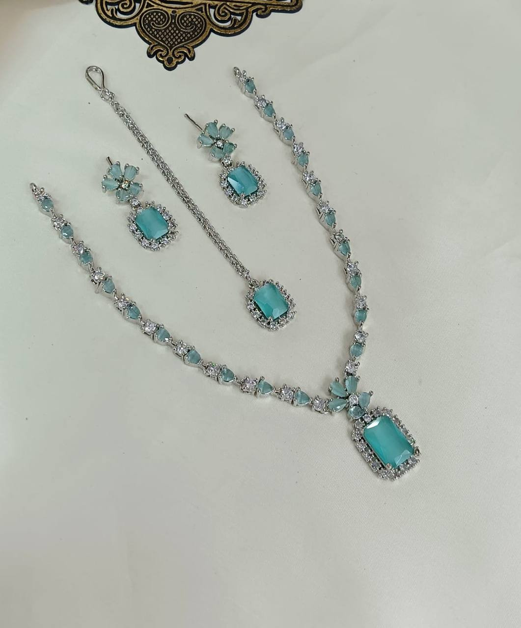 প্রিমিয়াম কুন্দন ও পার্ল কম্বো সেটAbro Brand.  Diamond cut Nackless with tikk