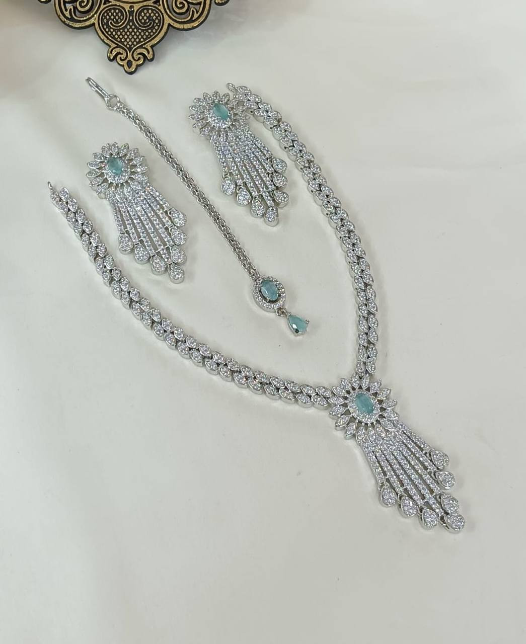 এক্সক্লুসিভ কুন্দন ও কালারফুল মীনাকারি সেট